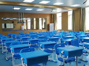 南寧市五十四中學校學生課桌椅圖片