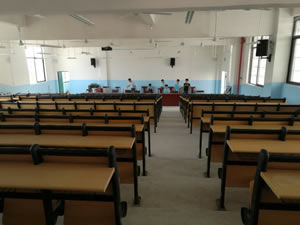 廣西來賓八一中學 學生課桌椅圖片