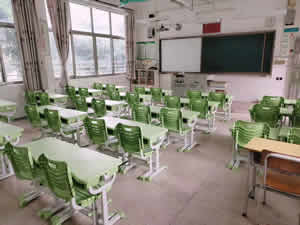 湖南某小學學生課桌椅圖片